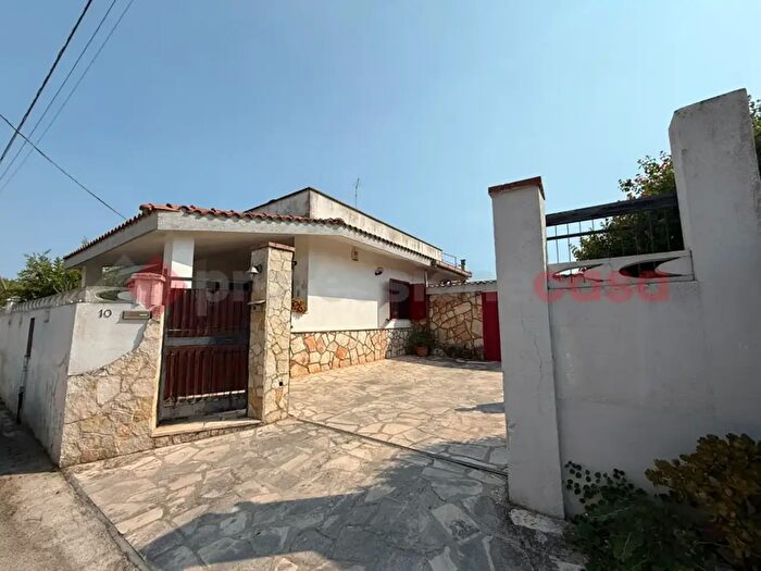 Casa trilocale in vendita in Anemoni, Taranto