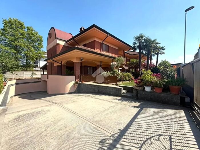 Casa con 5 locali in vendita in Via Lobrino, Cerano
