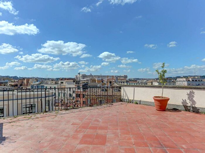 Casa con 6 locali in affitto in Piazza di San Lorenzo in Lucina, Montecitorio, Roma