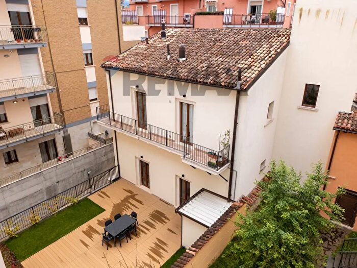Casa con 8 locali in vendita in Via SAmico, L'Aquila
