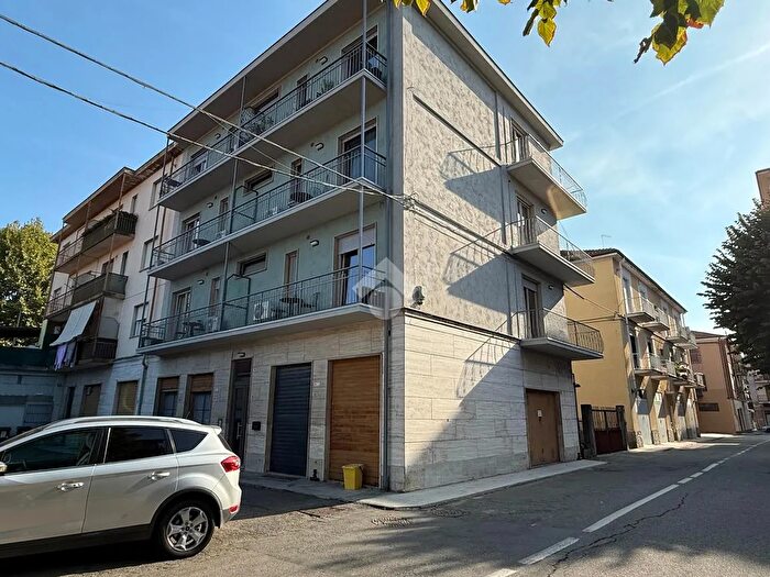 Appartamento trilocale in vendita in Via Aurelio Robino, Canelli
