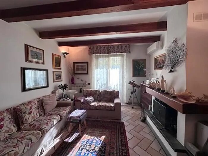 Casa con 7 locali in vendita in Cascina