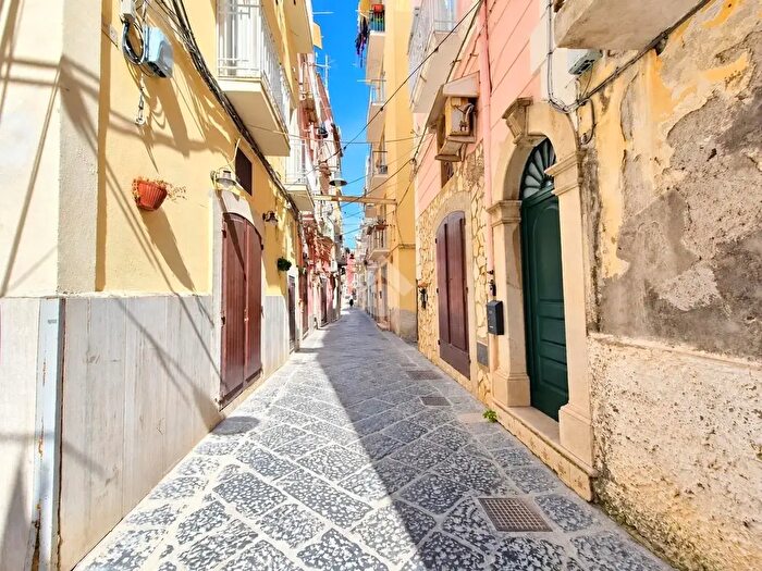 Casa trilocale in vendita in Via dell'Indipendenza Vico Bullacco, Gaeta
