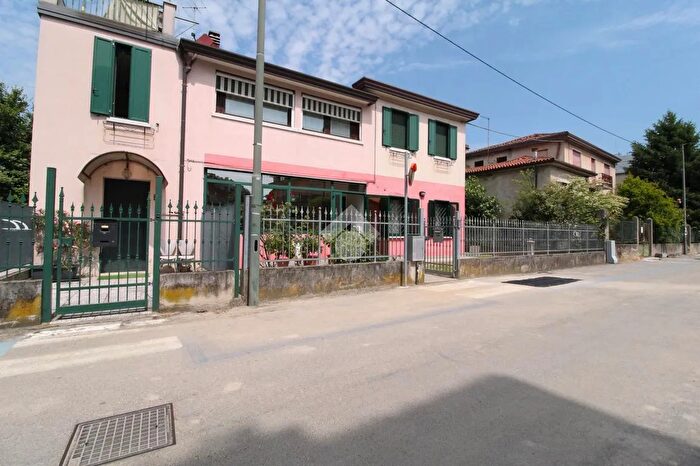 Appartamento trilocale in vendita in Via Ermanno Wolf Ferrari, Venezia