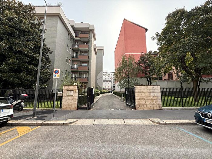 Appartamento trilocale in vendita in Via Verbano, Milano