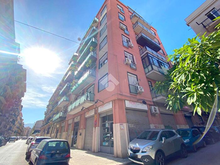 Appartamento trilocale in vendita in Via Alessio Narbone, Palermo