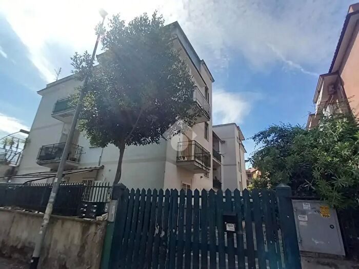 Appartamento trilocale in vendita in Via Angelo Salmoiraghi, Roma
