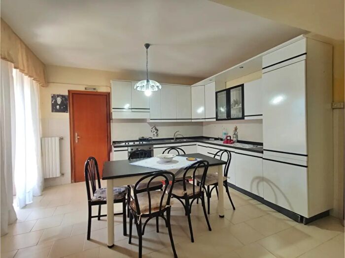 Appartamento con 5 locali in vendita in Via San Lucia, Solofra