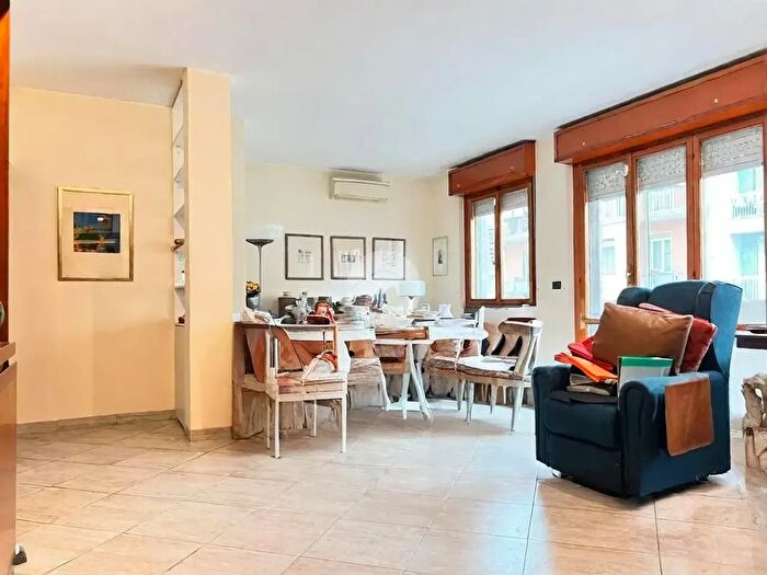 Appartamento trilocale in vendita in Via Maniago, Milano