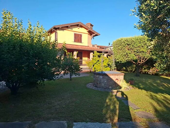 Casa con 5 locali in vendita in Camaiore
