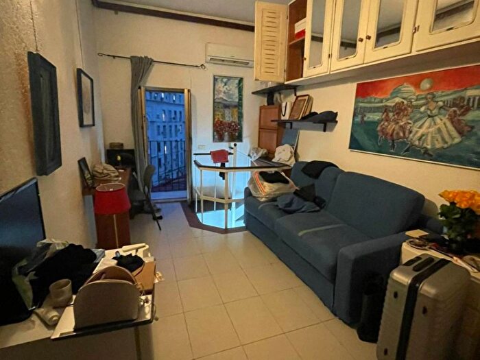 Appartamento monolocale in affitto in Piazza Amedeo, Chiaia, Napoli