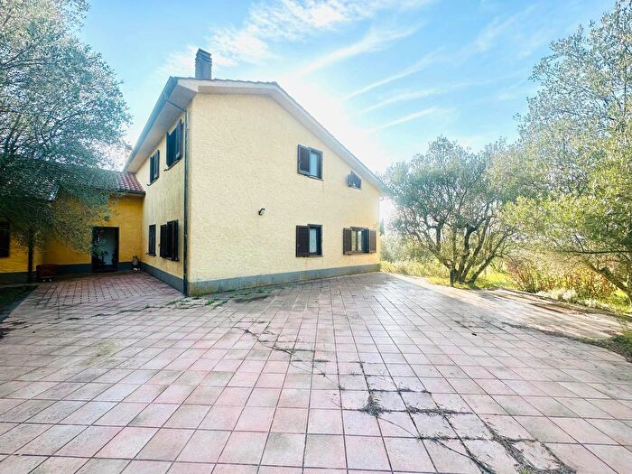 Casa con 13 locali in vendita in Vetralla