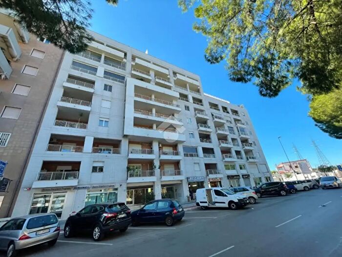 Appartamento trilocale in vendita in Via Caldarola, Bari