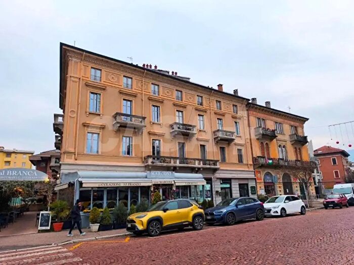 Appartamento trilocale in vendita in Piazzale Gugliemo Marconi, Luino