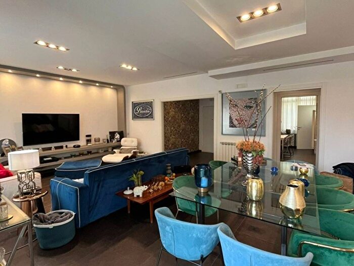 Appartamento con 5 locali in affitto in Via Luca Giordano, Vomero, Napoli