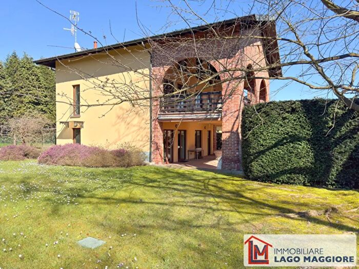 Casa con 6 locali in vendita in Via Monzeglio, Ispra
