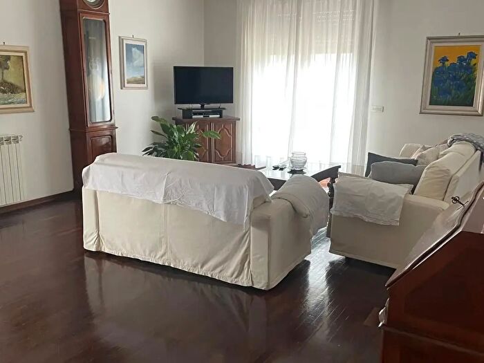 Appartamento con 10 locali in vendita in Carrara