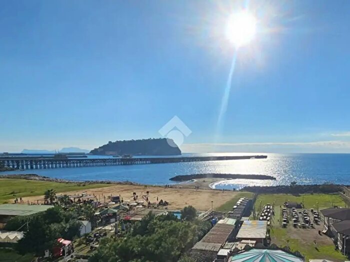 Appartamento con 5 locali in vendita in Viale di Pozzuoli, Napoli