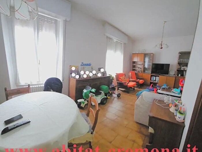 Appartamento quadrilocale in vendita in Via Racchetta, Cremona