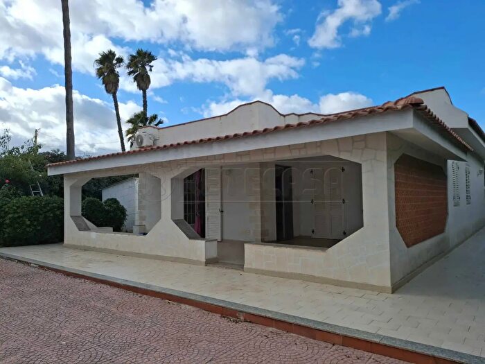 Casa con 6 locali in vendita in Via Lago di Pergusa, Siracusa