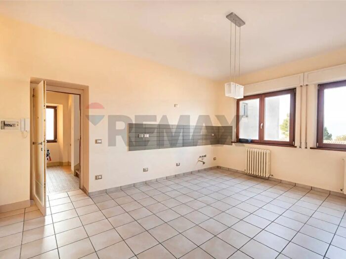 Appartamento trilocale in vendita in Via Roma, Cupramontana