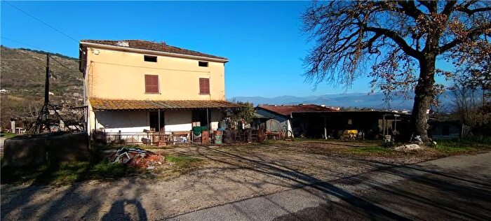 Casa con 10 locali in vendita in San Giovanni Incarico