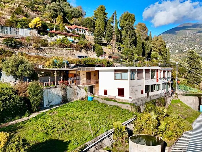 Casa quadrilocale in vendita in Strada Borgo Opaco, Sanremo