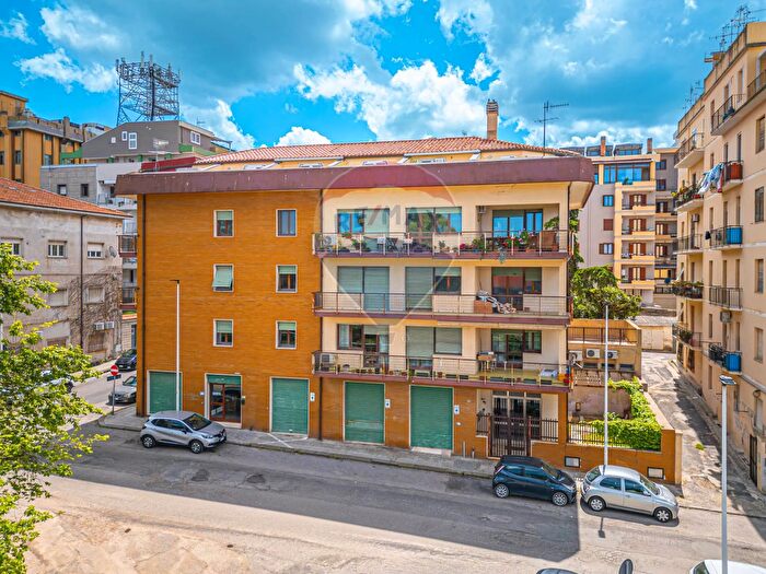 Appartamento con 9 locali in vendita in Via Pasubio, Sassari