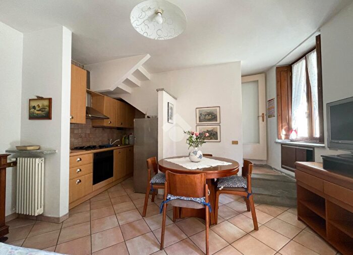 Casa trilocale in vendita in Via G M Bossi, Porto Ceresio