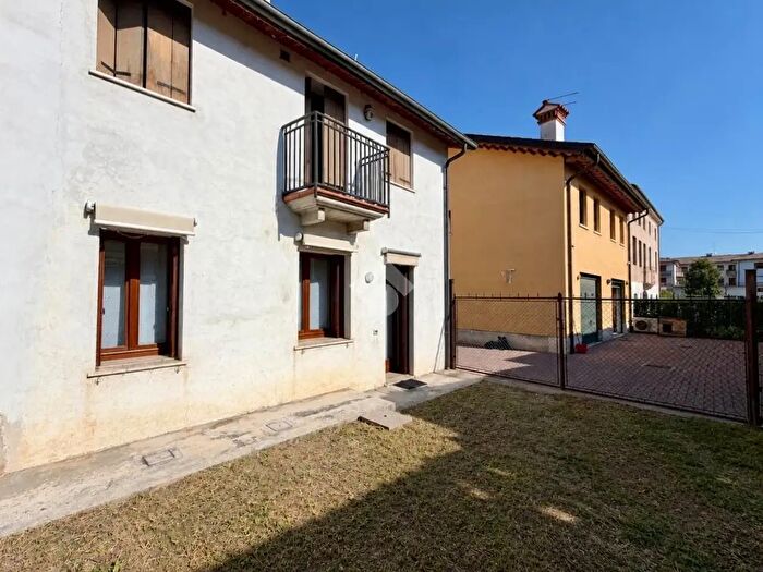 Appartamento trilocale in vendita in Via Capovilla, Isola Vicentina