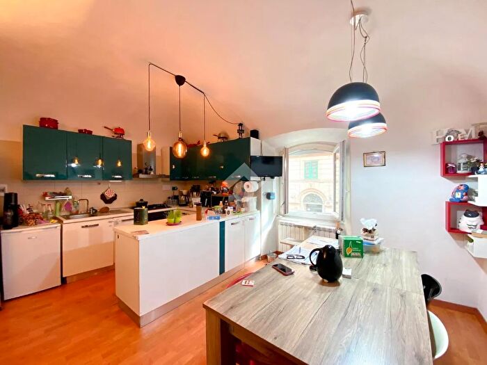 Appartamento con 5 locali in vendita in Via Gio Francesco Niella, Savona