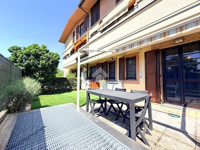 Appartamento trilocale in vendita in Via Carducci, Caronno Pertusella