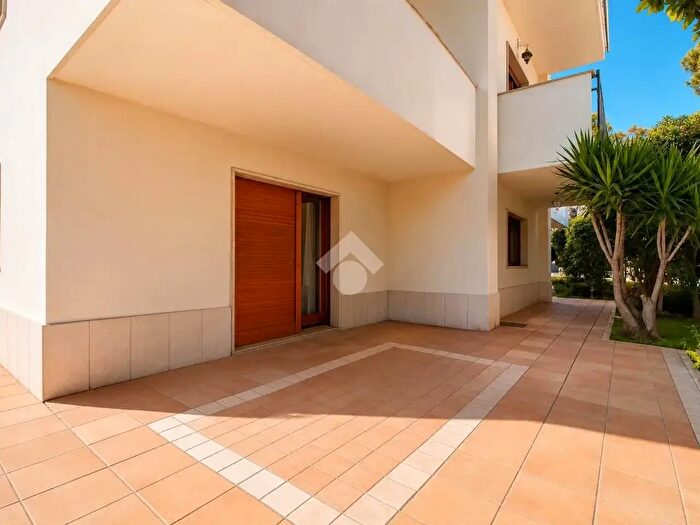 Casa con 7 locali in vendita in Via Gole di Celano, Pescara