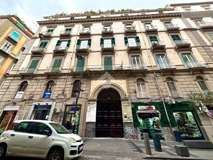 Appartamento bilocale in vendita in Via Duomo, Napoli