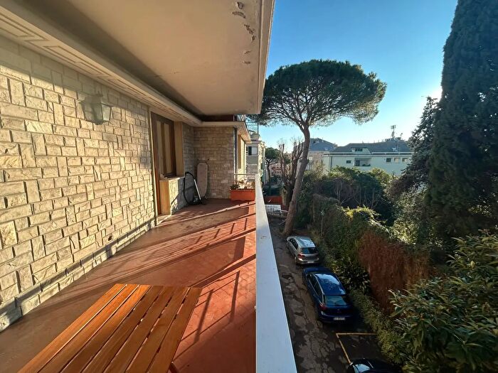 Appartamento con 7 locali in affitto in Via Giorgio Byron, Genova