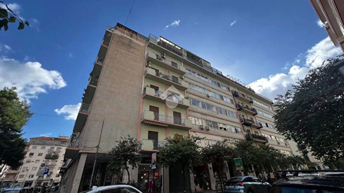 Appartamento con 6 locali in affitto in Largo Parini, Palermo