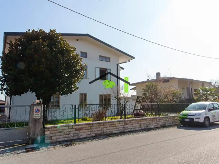 Appartamento con 7 locali in vendita in Via Pontebba, Maniago