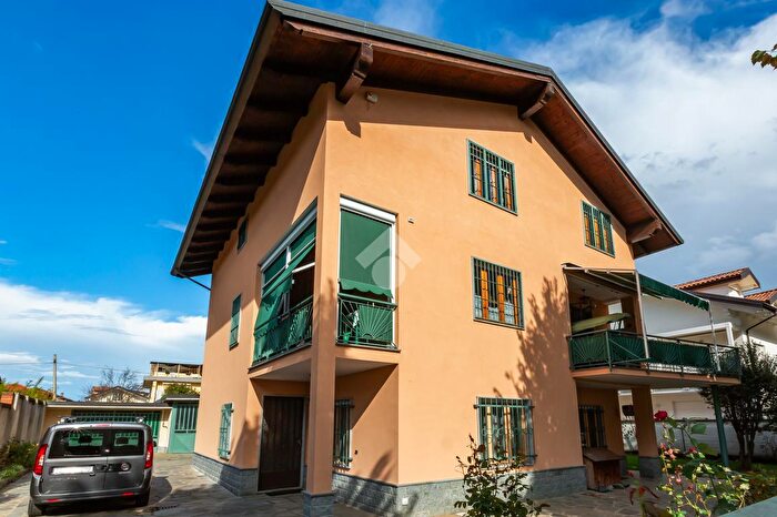 Casa con 10 locali in vendita in Viale Generale Perotti, Beinasco