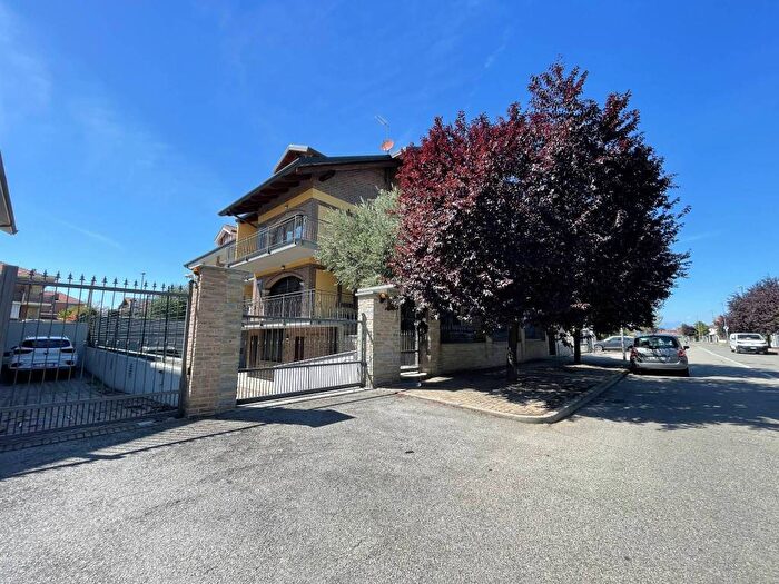 Appartamento trilocale in affitto in Via Udine, Volpiano