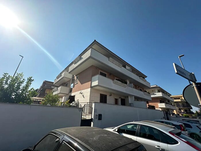 Appartamento trilocale in vendita in Via Casteggio c, Roma