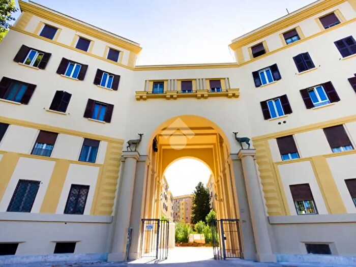 Appartamento trilocale in vendita in Piazza Tommaso De Cristoforis, Roma