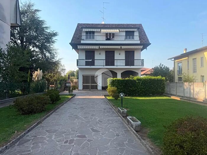 Appartamento trilocale in affitto in Via Caduti della Liberazione, Uboldo