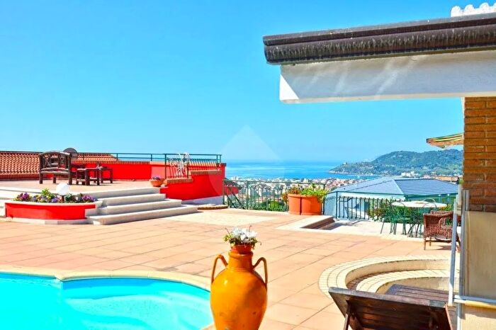 Casa con 10 locali in vendita in Minturno