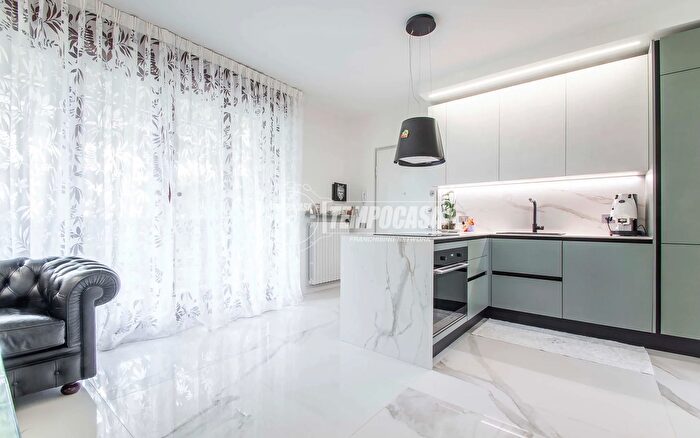 Appartamento trilocale in vendita in Via Luigi Sampietro, Saronno