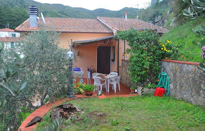 Casa con 7 locali in vendita in Castellina Marittima