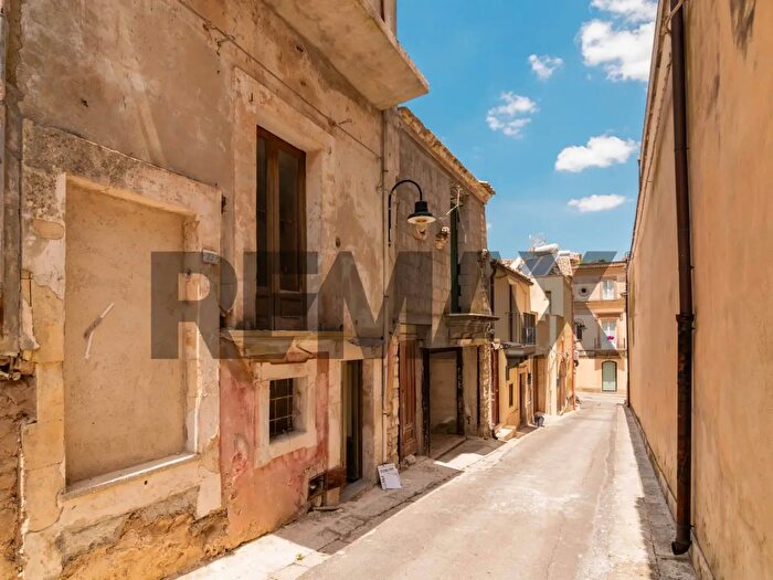 Casa con 8 locali in vendita in Via Santa Sofia, Chiaramonte Gulfi