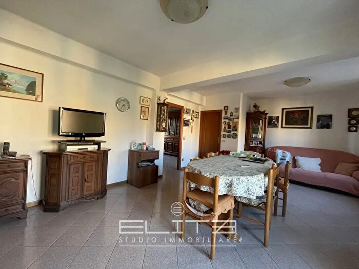 Appartamento quadrilocale in vendita in Via Camerano, Ancona