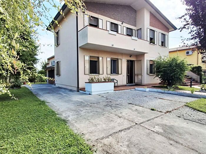 Casa con 10 locali in vendita in Via Torino, Albignasego