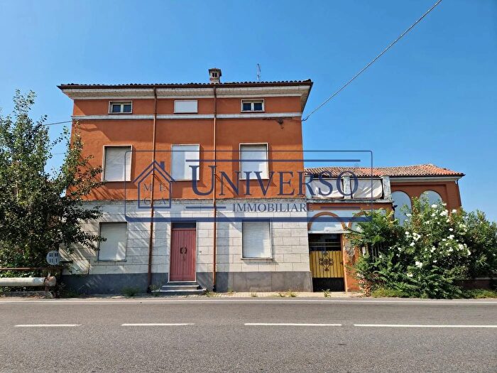 Casa con 11 locali in vendita in Via Emilia Torricella Verzate, Corvino San Quirico