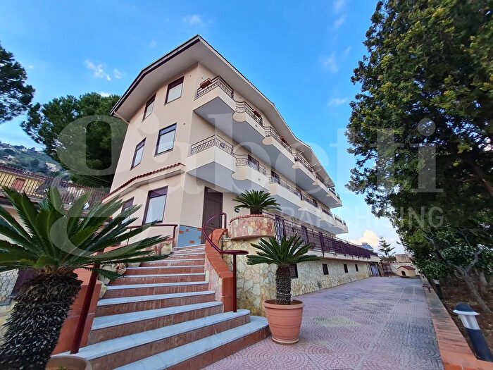 Appartamento quadrilocale in vendita in Via Circonvallazione, Palermo